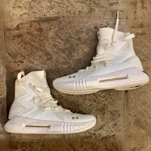 NEW Under Armour Highlight Ace 2.0 Volleyball Shoes in White/Metallic Gold Sz 6